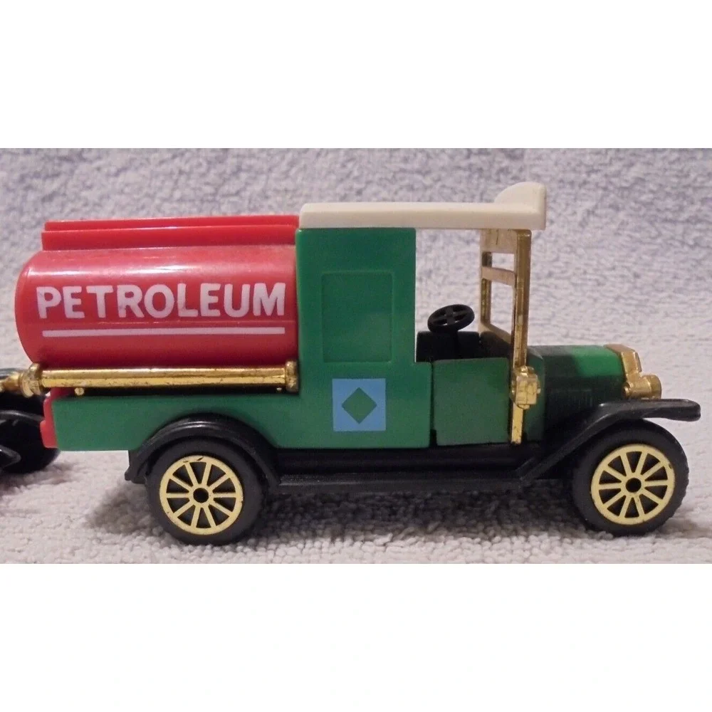 Collectors Set of 4 Classic Trucks 1918, 1912, 1910‎ Tanker Ambulance Delivery